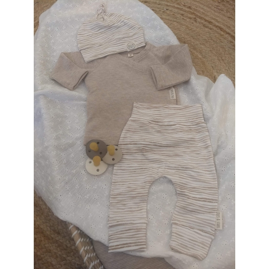 Newbornset beige overslagtruitje met broekje frappe strepen 