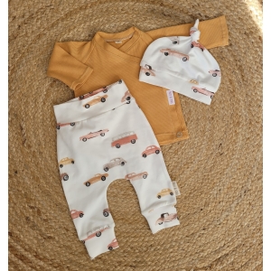 Newbornset overslagtruitje abrikoos ribstof met broekje + mutsje cars