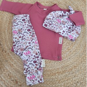 Newbornset overslagtruitje framboos ribstof + broekje en mutsje flowers mauve