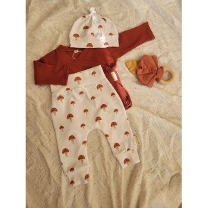 Newbornset overslagtruitje rood ribstof + broekje mushrooms met mutsje