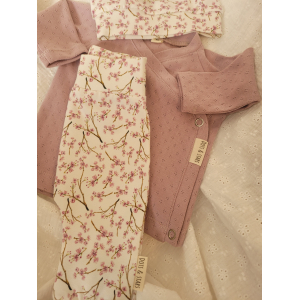 Newbornset overslagtruitje ajour oud roze met broekje en mutsje blossom