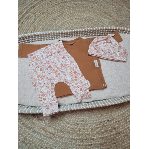 Newbornset cognac overslagtruitje met broekje en mutsje perzik weidebloemen