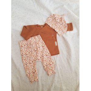 Newbornset overslagtruitje pecan brown met broekje +mutsje leliebloem